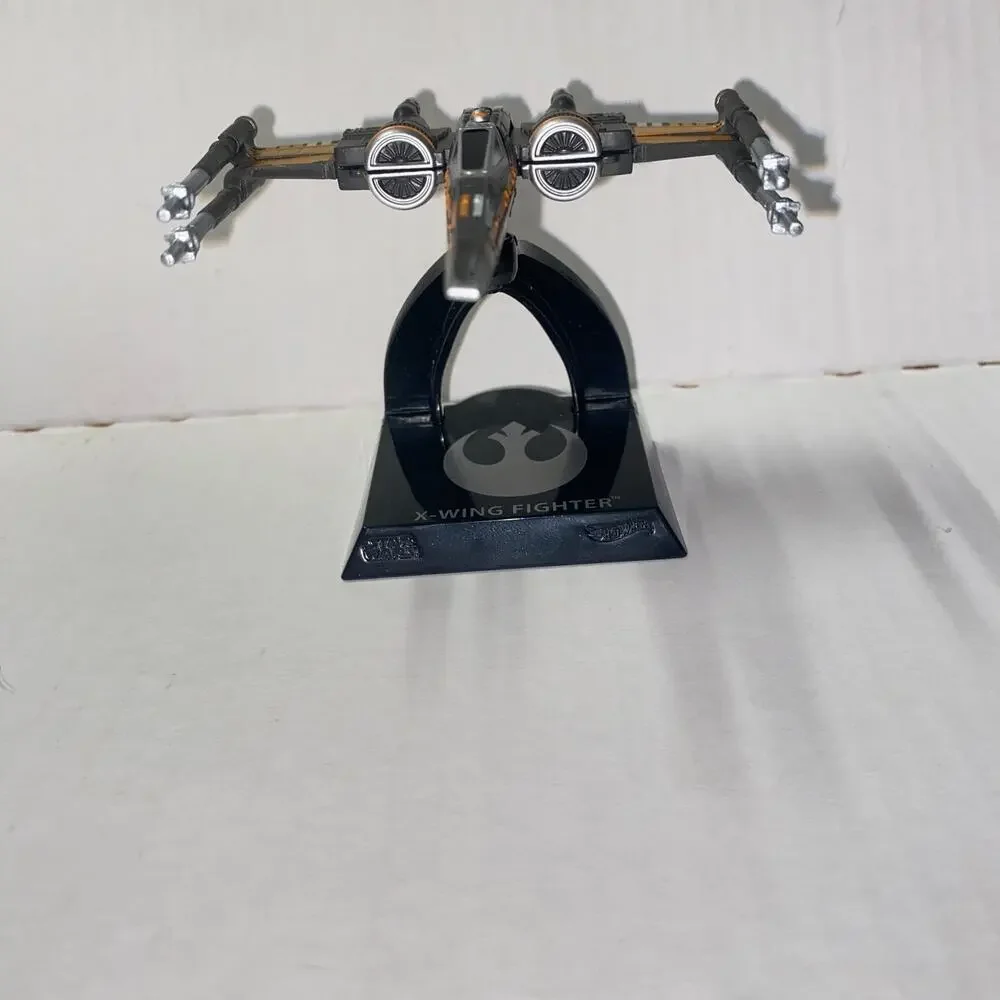 Mattel HMH92 Hot Wheels Star Wars RESISTANCE X-WING FIGHTER 1:50 #13 DieCast